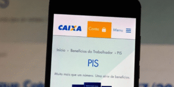 Tela de smartphone mostrando a página de PIS no site da Caixa Econômica Federal, com informações sobre o calendário de pagamento.