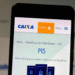 Tela de smartphone mostrando a página de PIS no site da Caixa Econômica Federal, com informações sobre o calendário de pagamento.