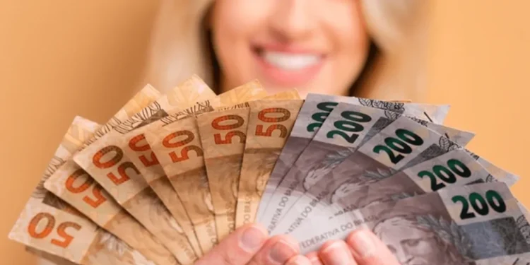 mulher sorrindo ao exibir notas de real, simbolizando os prêmios do cpf premiado