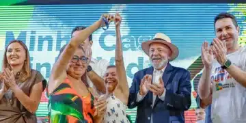 Entrega simbólica de chave do programa Minha Casa, Minha Vida, com moradores e autoridades.