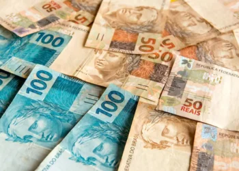 Notas de R$ 100 e R$ 50 representando o pagamento do Fundo PIS/Pasep de até R$ 2.800.