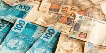 Notas de R$ 100 e R$ 50 representando o pagamento do Fundo PIS/Pasep de até R$ 2.800.