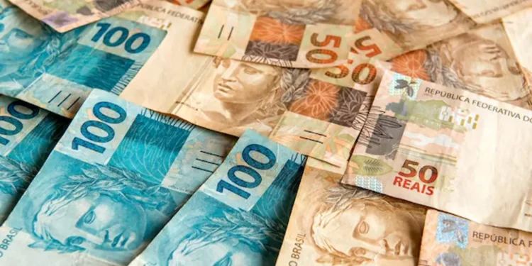 Notas de R$ 100 e R$ 50 representando o pagamento do Fundo PIS/Pasep de até R$ 2.800.