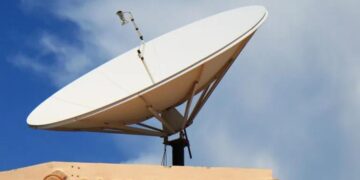 Antena parabólica digital instalada em telhado