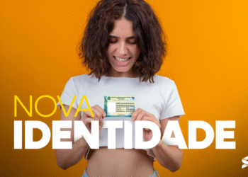 Mulher sorrindo segurando a nova identidade brasileira com o título 'Nova Identidade' em destaque. Contexto sobre horários especiais de SACs para emissão do RG.