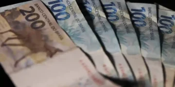 Notas de R$ 100 e R$ 200 do Brasil, destacando o valor das cédulas de dinheiro em circulação.
