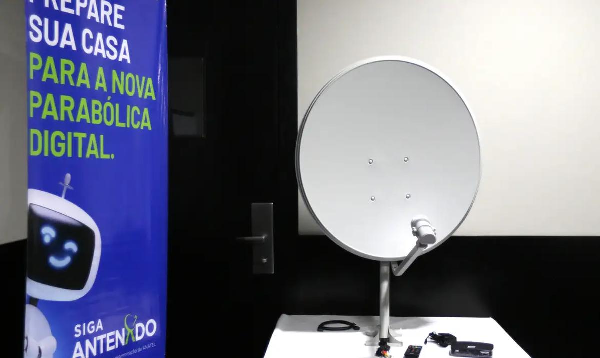 Banner do programa Siga Antenado com antena digital e equipamentos necessários para instalação.