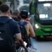 pessoas aguardam ônibus em fila no início do Dia do Trabalho