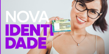 Mulher segurando o Novo RG brasileiro com um sorriso, representando a facilidade de agendar o novo documento de identidade online.