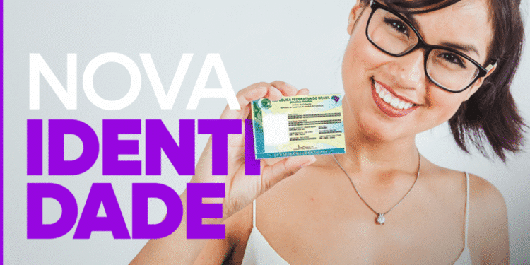 Mulher segurando o Novo RG brasileiro com um sorriso, representando a facilidade de agendar o novo documento de identidade online.