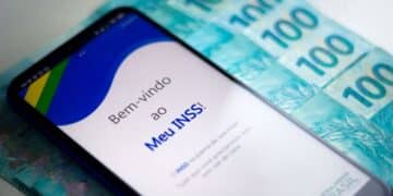 Imagem do aplicativo Meu INSS exibido em um celular, com cédulas de 100 reais ao fundo, representando a facilidade de acesso aos serviços do INSS.