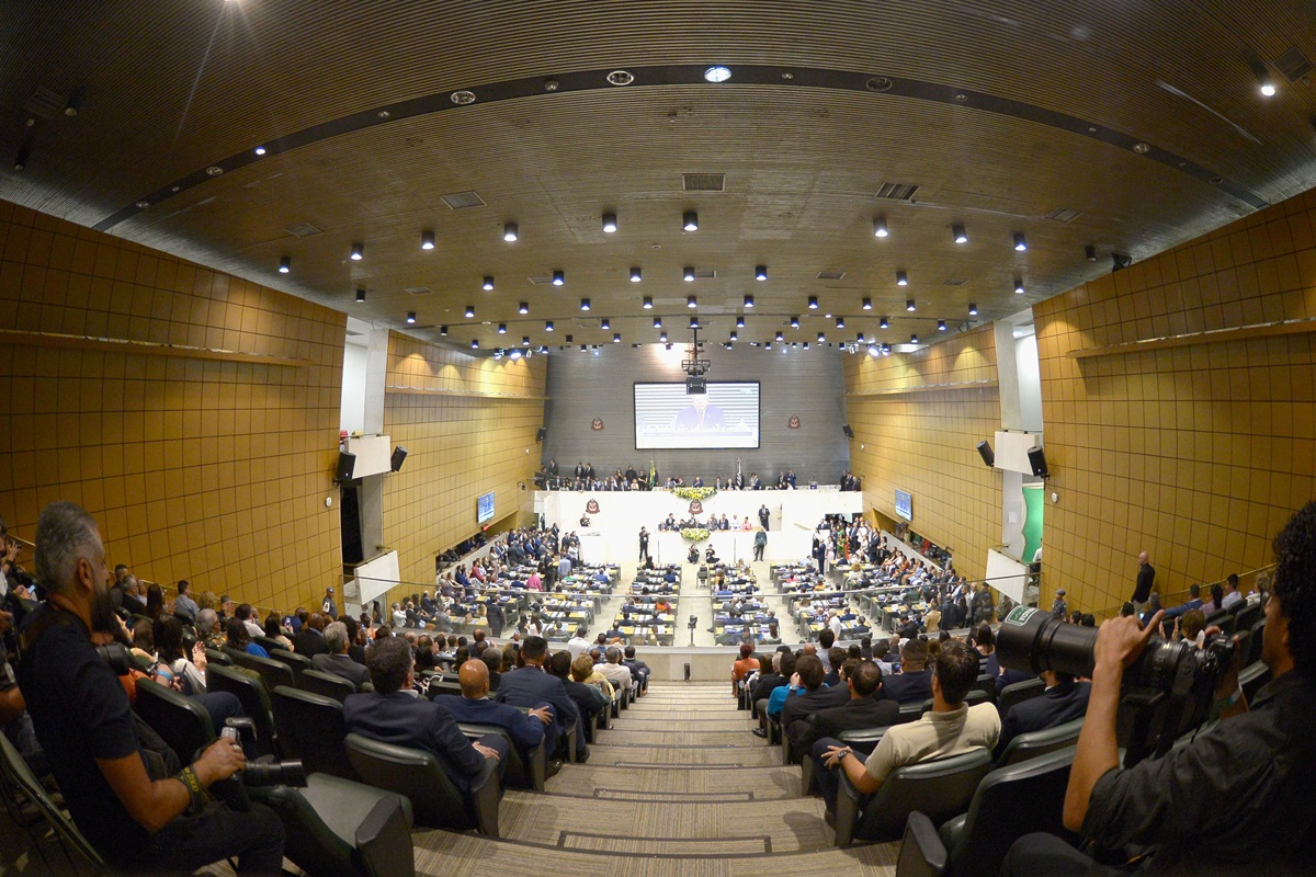 Plenário da Assembleia Legislativa com público e deputados reunidos para discutir o reajuste do salário mínimo estadual.