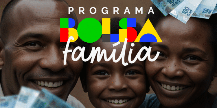 magem de uma família feliz, com o logo colorido do Bolsa Família e notas de R$ 100 visíveis ao fundo.