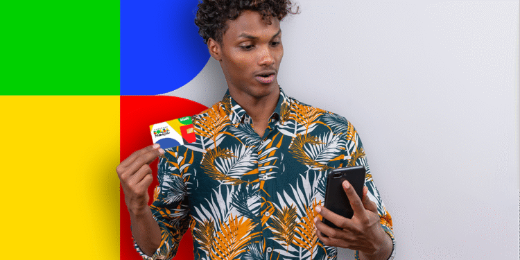 Homem segurando cartão do Bolsa Família e olhando para o celular com expressão de surpresa e interesse
