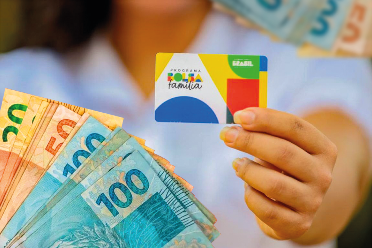 Mão segurando cartão do Bolsa Família e cédulas de dinheiro em destaque