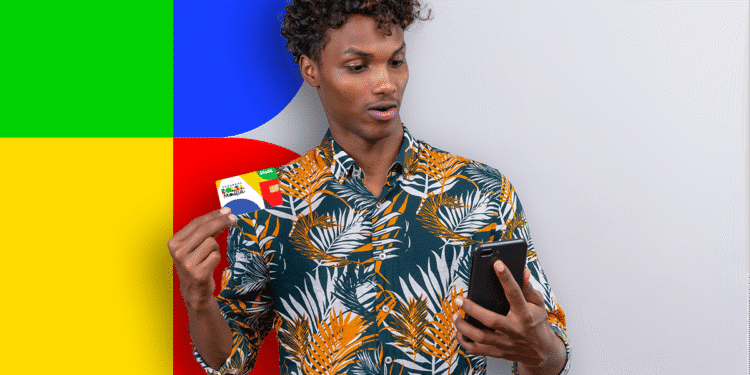 Homem segurando o cartão do Bolsa Família enquanto verifica seu celular.