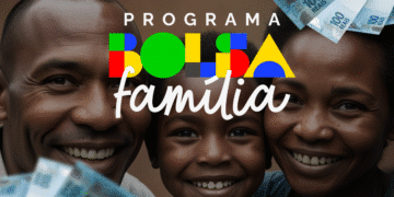 Família sorridente representando beneficiários do programa Bolsa Família, com cédulas de reais ao fundo.