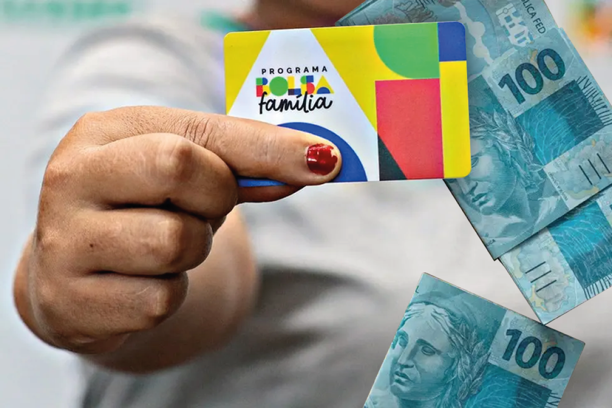Cartão do programa Bolsa Família com cédulas de 100 reais em destaque, simbolizando o pagamento do benefício.