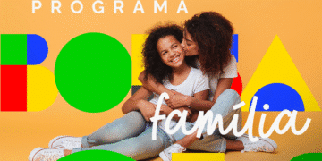 Mãe abraçando a filha sorridente em fundo colorido com o texto do Programa Bolsa Família