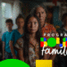 Família reunida em ambiente doméstico com destaque para o logotipo do Programa Bolsa Família 2025