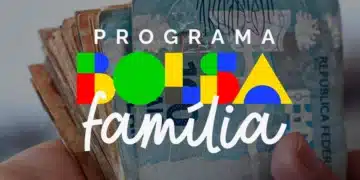Imagem promocional do Programa Bolsa Família com notas de dinheiro visíveis, destacando o valor do auxílio.