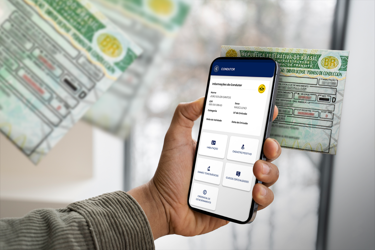 Pessoa segurando celular com app mostrando dados da Carteira Nacional de Habilitação digital.