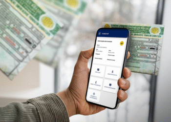 Aplicativo exibindo dados da CNH digital enquanto condutor segura o documento físico.