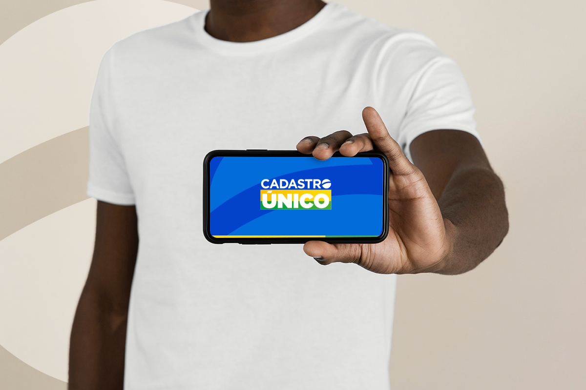 Pessoa mostrando o aplicativo Cadastro Único no celular, importante para garantir benefícios sociais