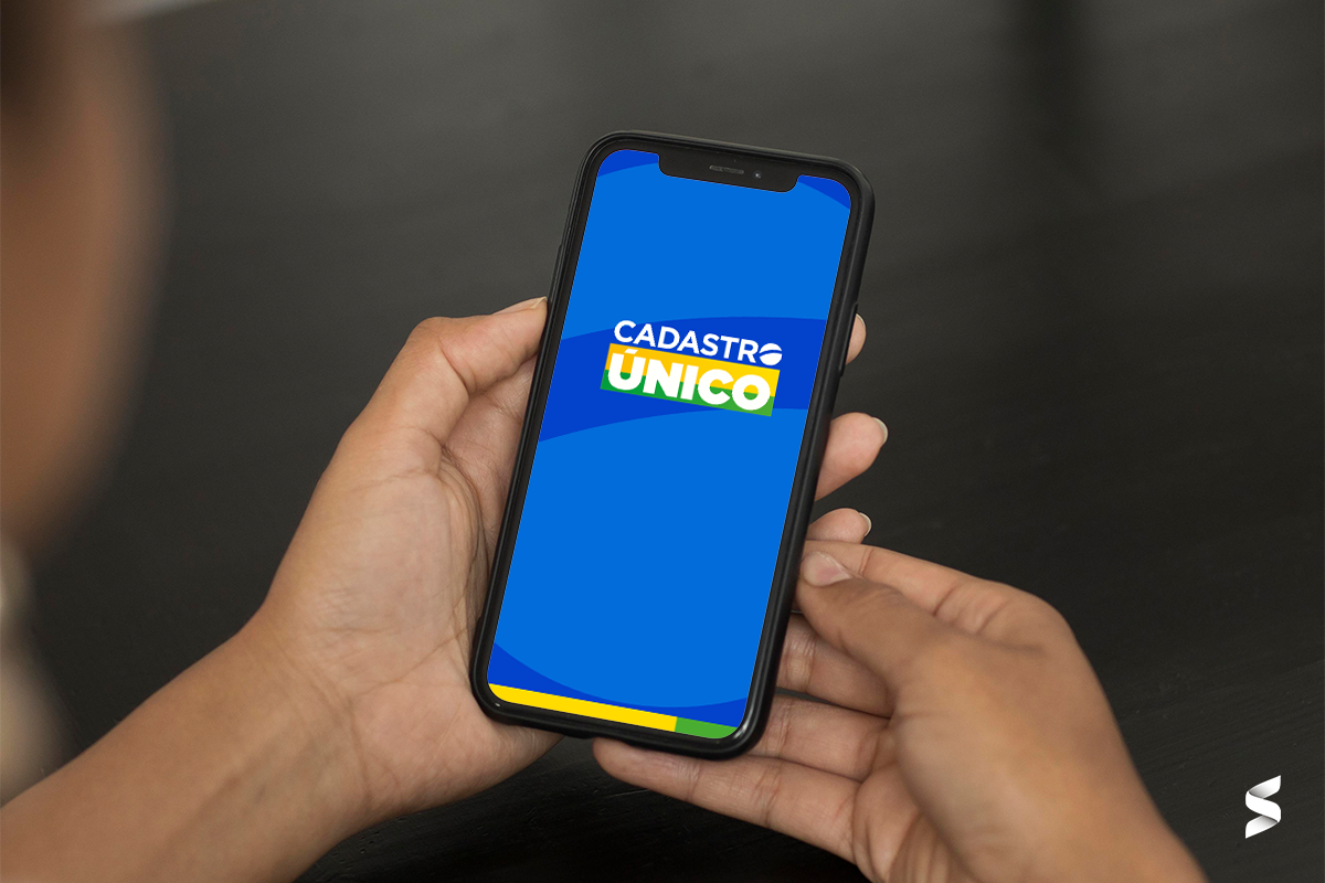 Pessoa atualizando informações do Cadastro Único pelo celular, facilitando o acesso aos benefícios sociais.