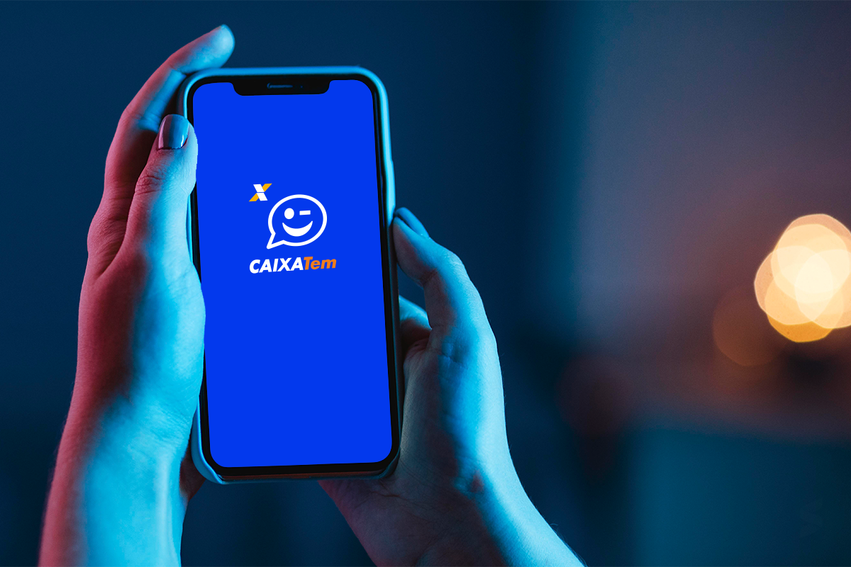 Pessoa usando o aplicativo Caixa Tem no celular para acessar seus benefícios sociais.