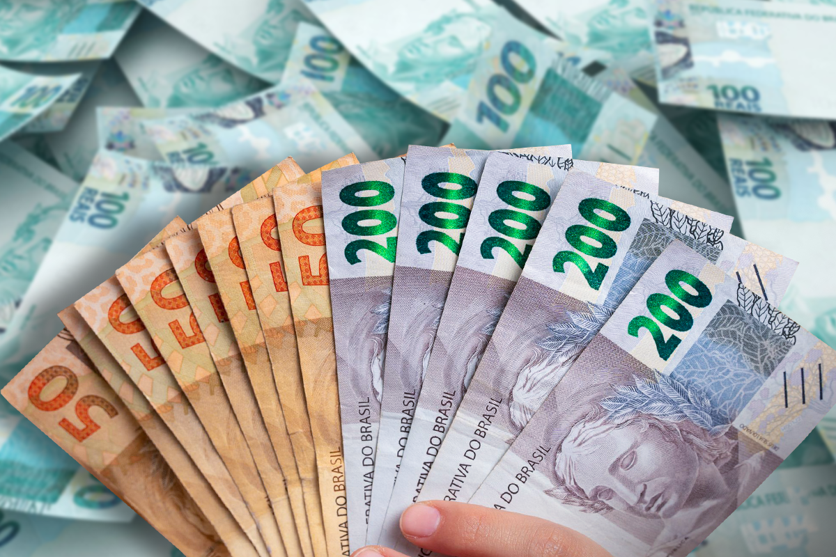 Cédulas de dinheiro brasileiro, incluindo notas de 50 e 200 reais, representando valores a serem recebidos.