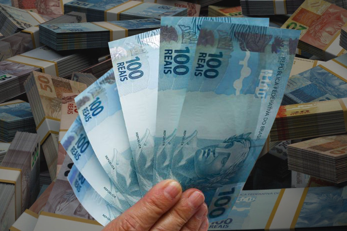 Cédulas de 100 reais em mãos com pilhas de dinheiro ao fundo, ilustrando o pagamento do BPC em maio de 2025.