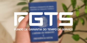 Trabalhador segurando a carteira de trabalho, ilustrando o saque-aniversário do FGTS.