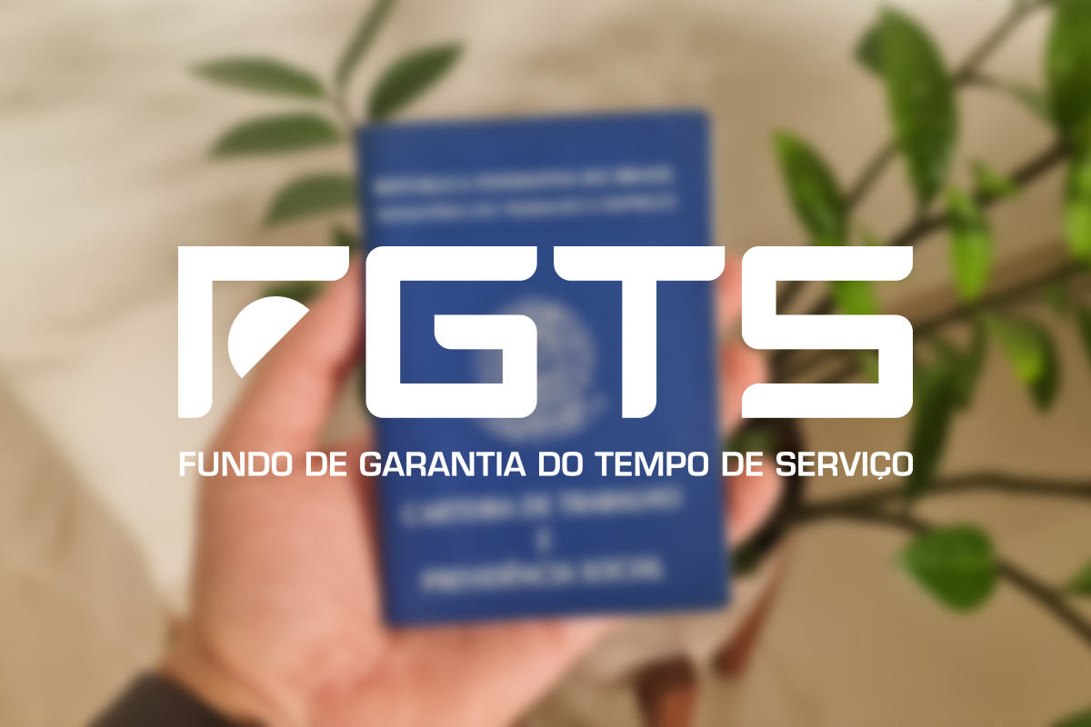 Carteira de trabalho azul nas mãos com texto FGTS Fundo de Garantia do Tempo de Serviço em destaque.