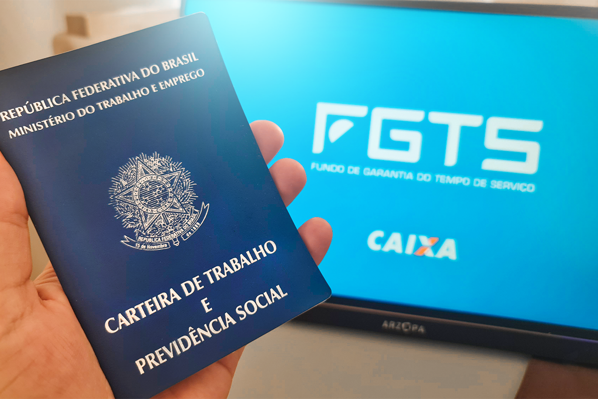 Carteira de Trabalho e Previdência Social com tela do FGTS da Caixa ao fundo.