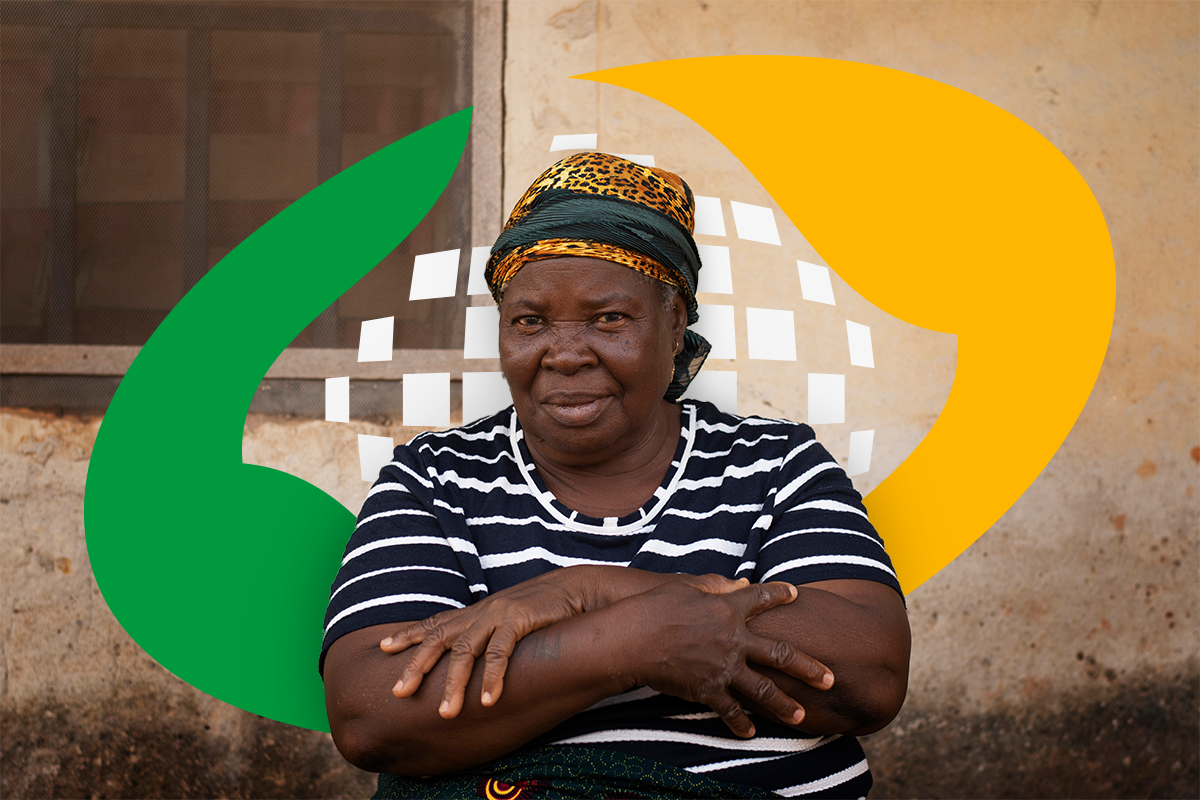 Mulher sorridente com roupa listrada e lenço na cabeça, representando beneficiária do INSS com direito ao 13º salário.