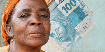 Idosa sorrindo com cédulas de 100 reais, simbolizando a importância da Prova de Vida para garantir o recebimento do benefício do INSS