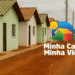 Imagem de casas do programa Minha Casa Minha Vida com casas de diferentes cores e infraestrutura urbanística. Representa o programa habitacional disponível para a classe média.
