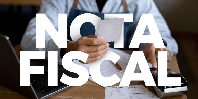 Pessoa conferindo nota fiscal e organizando recibos em mesa com laptop