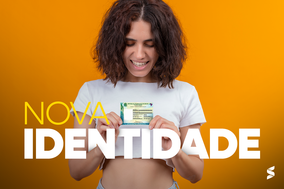  Mulher observando a nova carteira de identidade brasileira com fundo laranja vibrante.