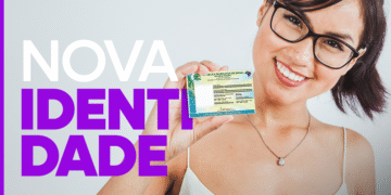 Mulher feliz segurando a nova carteira de identidade brasileira com fundo cinza.