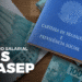 Carteira de trabalho ao lado de cédulas de 100 reais simbolizando pagamento do abono PIS/Pasep