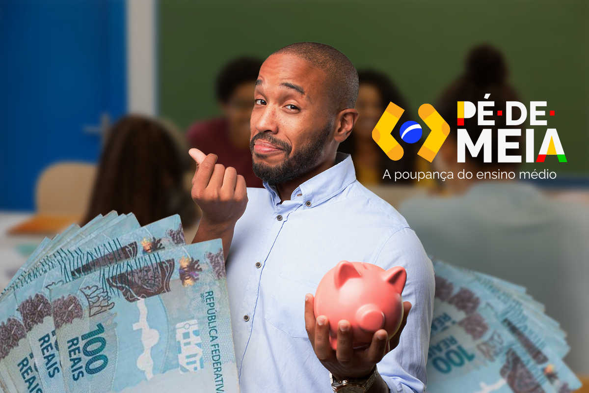 Homem com cofrinho e dinheiro mostrando o programa Pé-de-Meia