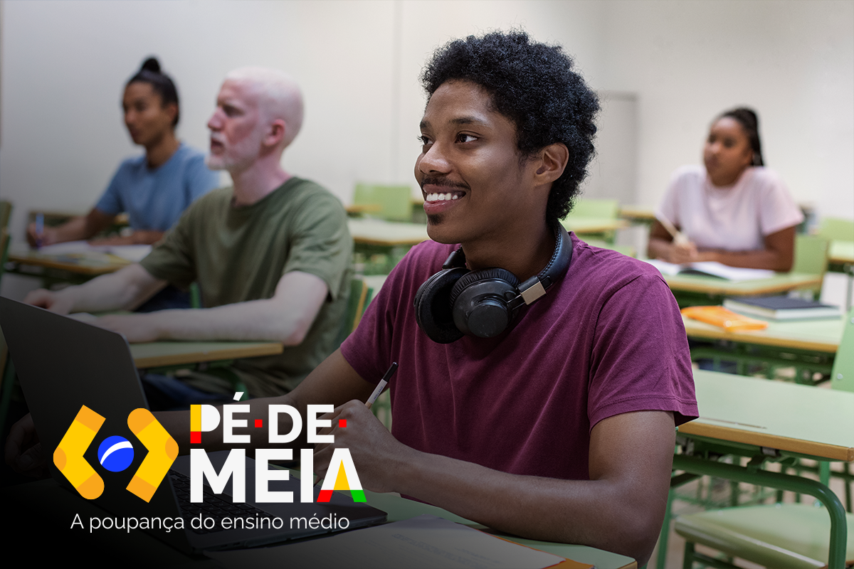 Jovem estudante em sala de aula usando laptop e fones de ouvido, com o logo do programa Pé-de-Meia.