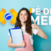 Jovem estudante sorrindo com documentos, representando o Programa Pé-de-Meia