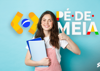 Jovem estudante segurando cadernos e sorrindo com fundo azul e logo do programa Pé-de-Meia.