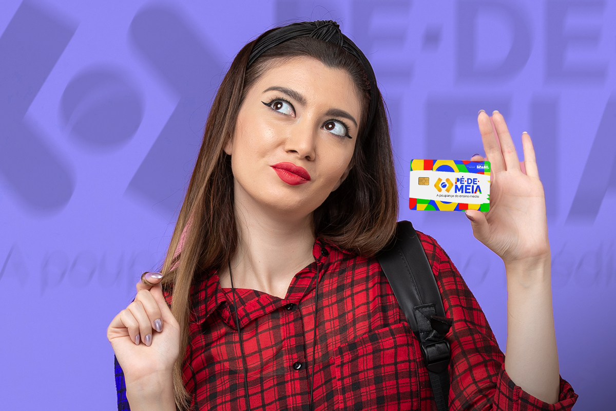  Jovem segurando cartão do programa Pé-de-Meia com expressão pensativa