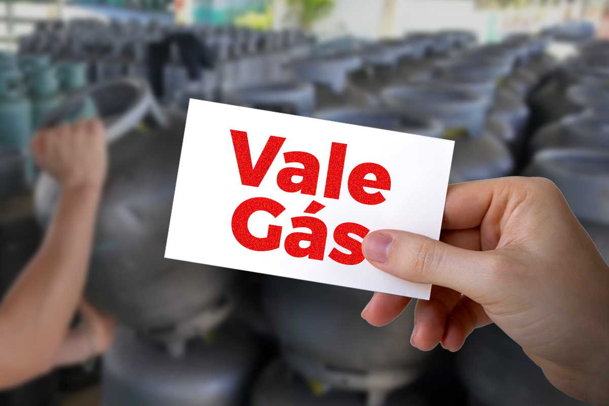 Pessoa segurando o cartão do Vale Gás, representando o auxílio para compra de gás de cozinha.
