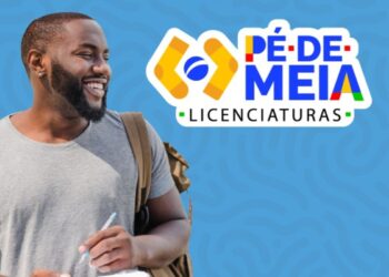 Estudante universitário sorridente com mochila e caderno, representando o programa Pé-de-Meia Licenciaturas