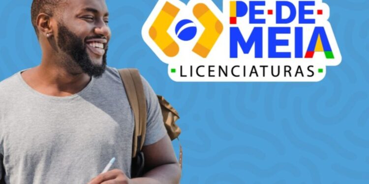 Estudante universitário sorridente com mochila e caderno, representando o programa Pé-de-Meia Licenciaturas